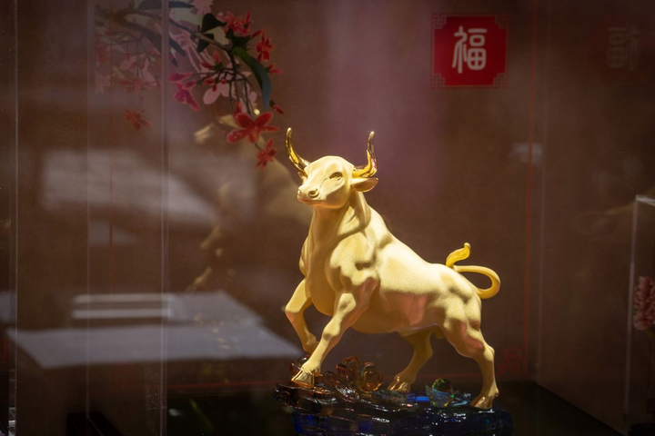 Vàng giảm giá, dân châu Á đổ xô mua - 1