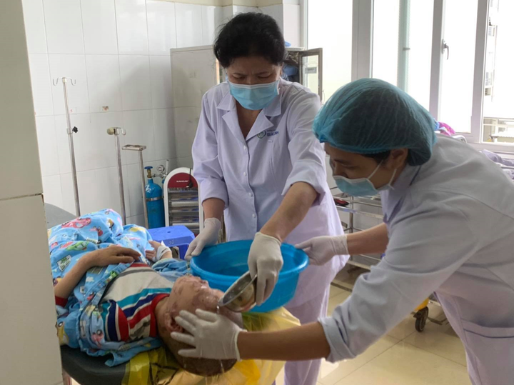 Học clip trên mạng, bé trai tự mua cồn về đốt gây bỏng nặng - 1