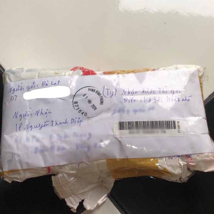 Mất ví khi đi du lịch, cô gái bỗng nhận được bưu kiện kèm lời nhắn từ người lạ - 1