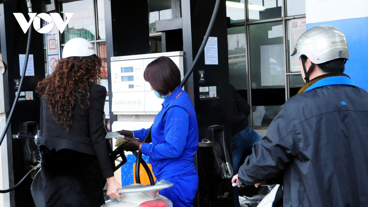 Giá xăng dầu liên tục tăng, nhiều mặt hàng nguy cơ tăng 'tát nước theo mưa' - 1