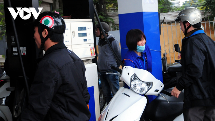 Giá xăng dầu liên tục tăng, nhiều mặt hàng nguy cơ tăng 'tát nước theo mưa' - 2