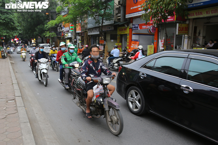 Ảnh: Xe 'thây ma' lộng hành ở Hà Nội đe doạ người dân, ngang nhiên qua mặt CSGT - 11