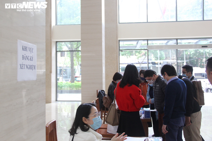 Ảnh: Xét nghiệm COVID-19 cho toàn bộ phóng viên đưa tin kỳ họp Quốc hội thứ 11 - 1