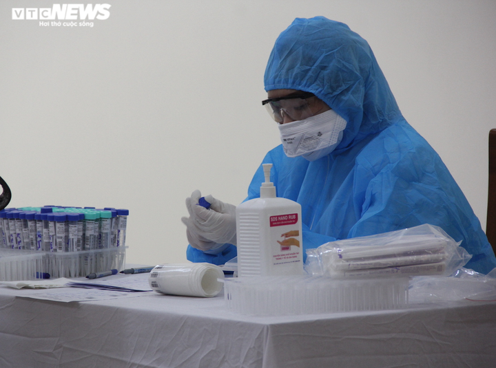 Ảnh: Xét nghiệm COVID-19 cho toàn bộ phóng viên đưa tin kỳ họp Quốc hội thứ 11 - 8