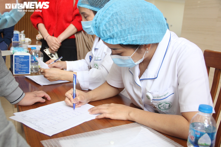 Ảnh: Xét nghiệm COVID-19 cho toàn bộ phóng viên đưa tin kỳ họp Quốc hội thứ 11 - 2