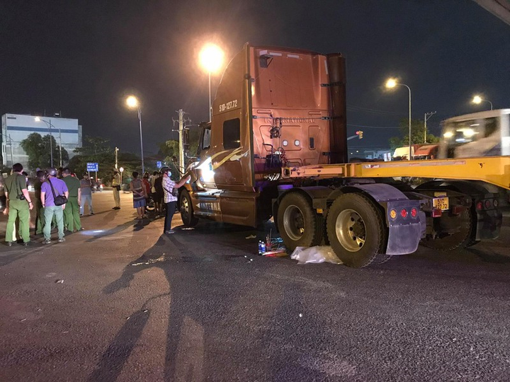 TP.HCM: Va chạm với container, 3 bà cháu thương vong - 1