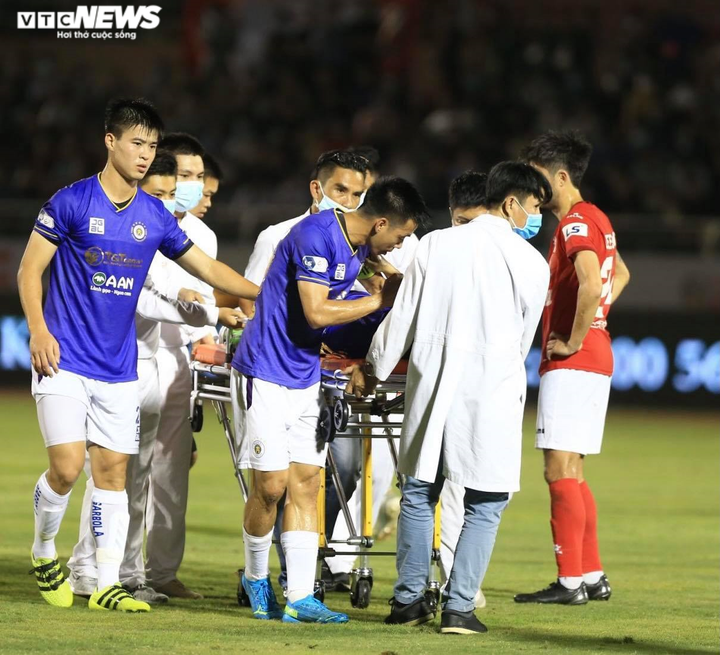 Hùng Dũng chấn thương rợn người, HLV Park Hang Seo thất thần, vội vã xuống sân - 4