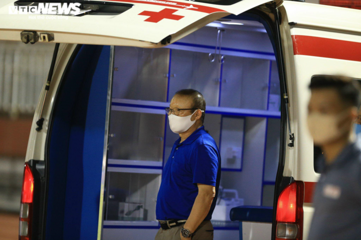 Duy Mạnh chắp tay cầu nguyện, đồng đội bật khóc nhìn xe cứu thương chở Hùng Dũng - 6