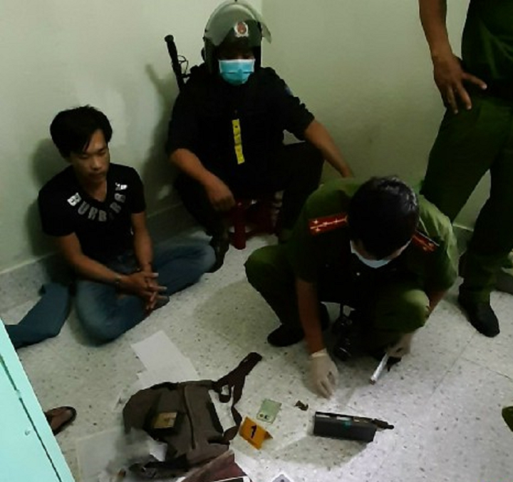 Công an bắt nóng băng nhóm xã hội đen 'máu mặt' ở Tiền Giang - 1