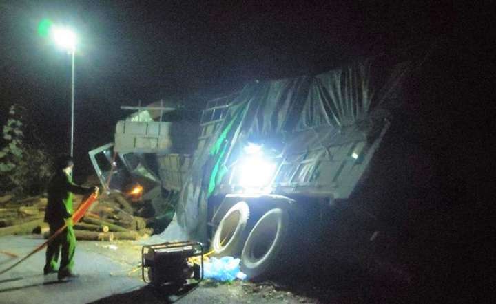 Lật xe tải, 7 người chết: Ông Khuất Việt Hùng vào Thanh Hóa kiểm tra hiện trường - 1