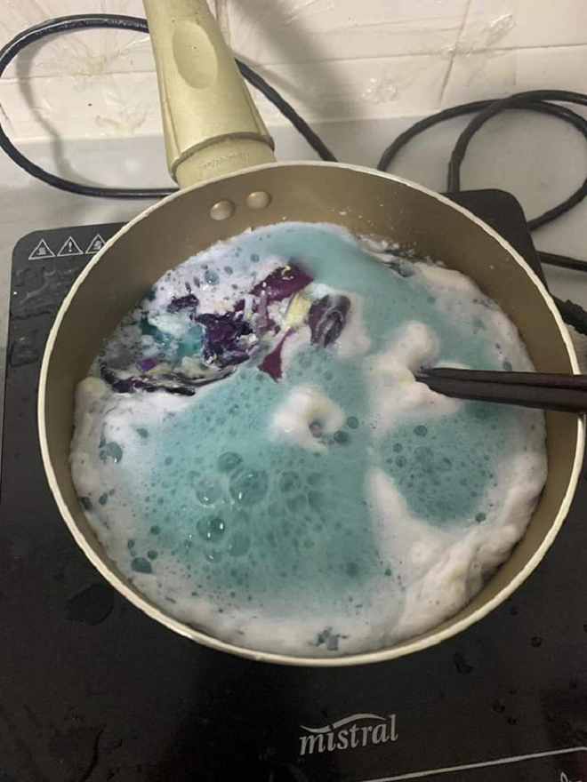 Giật mình với những màn nấu mì 'cứ như đang điều chế thuốc độc': Rồi ai dám ăn? - 2