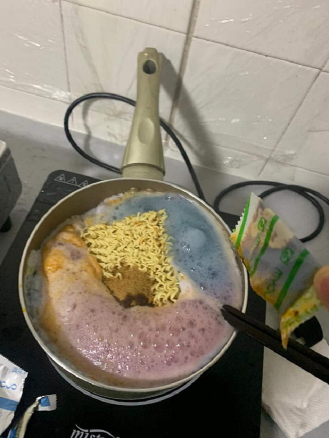 Giật mình với những màn nấu mì 'cứ như đang điều chế thuốc độc': Rồi ai dám ăn? - 3