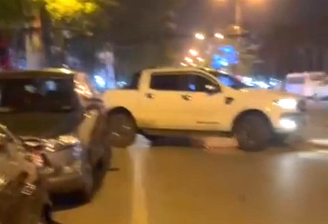 Sau va chạm giao thông, tài xế lùi xe húc thẳng ô tô đối thủ - 1