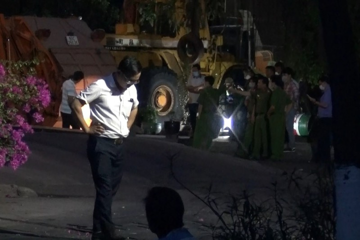 Công nhân vệ sinh bị xe rác đè chết, xúc đi nơi khác - 1