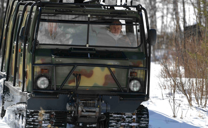 Nghỉ ở Siberia, ông Putin đi xe địa hình gì? - 1