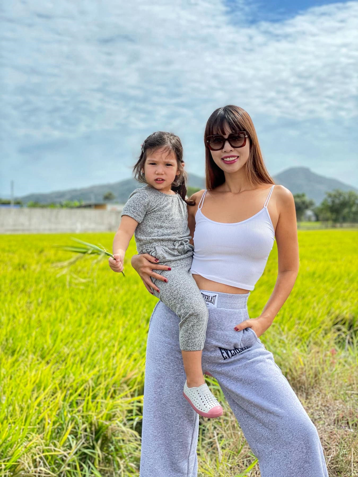 Con gái hơn 2 tuổi, thông thạo 2 ngôn ngữ của siêu mẫu Hà Anh - 4