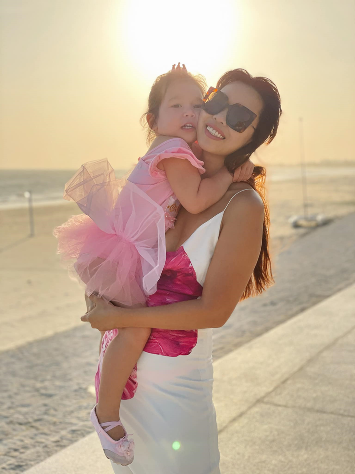 Con gái hơn 2 tuổi, thông thạo 2 ngôn ngữ của siêu mẫu Hà Anh - 12