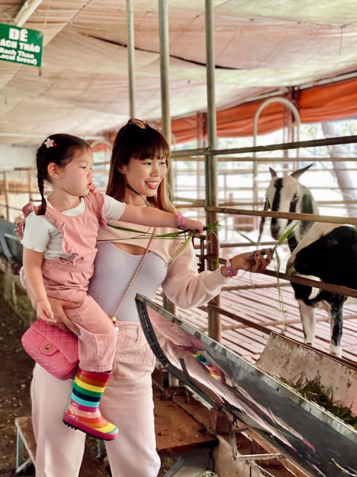 Con gái hơn 2 tuổi, thông thạo 2 ngôn ngữ của siêu mẫu Hà Anh - 5