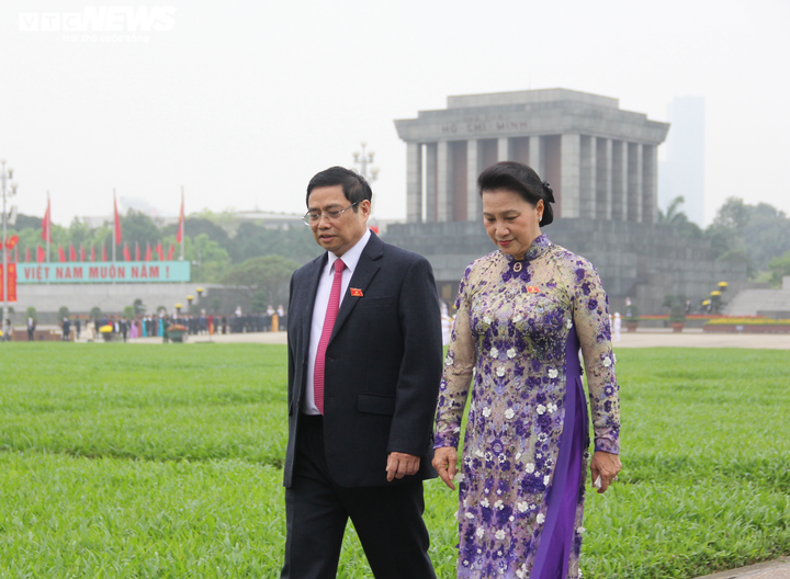 Lãnh đạo Đảng, Nhà nước và đại biểu Quốc hội vào Lăng viếng Chủ tịch Hồ Chí Minh - 3