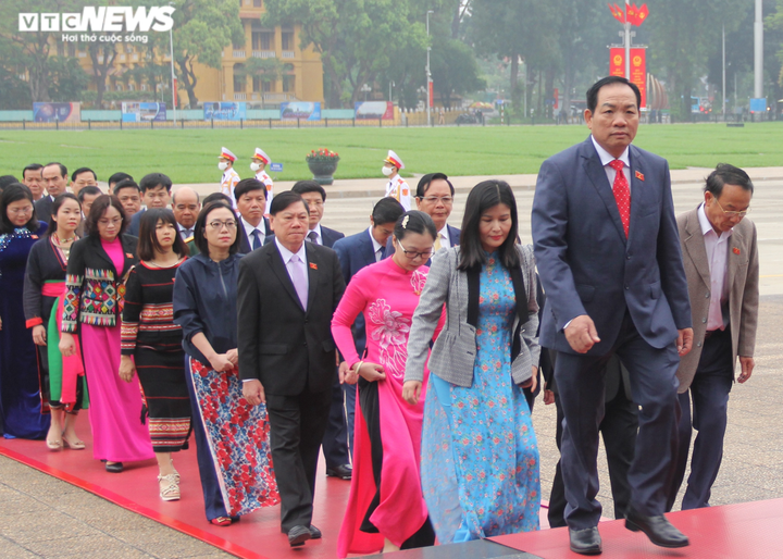 Lãnh đạo Đảng, Nhà nước và đại biểu Quốc hội vào Lăng viếng Chủ tịch Hồ Chí Minh - 10