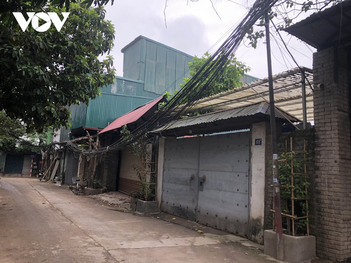 Ảnh: Đất ven sông Hồng bị san lấp, lấn chiếm xây nhà ở trái phép - 7