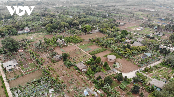 Ảnh: Đất ven sông Hồng bị san lấp, lấn chiếm xây nhà ở trái phép - 6