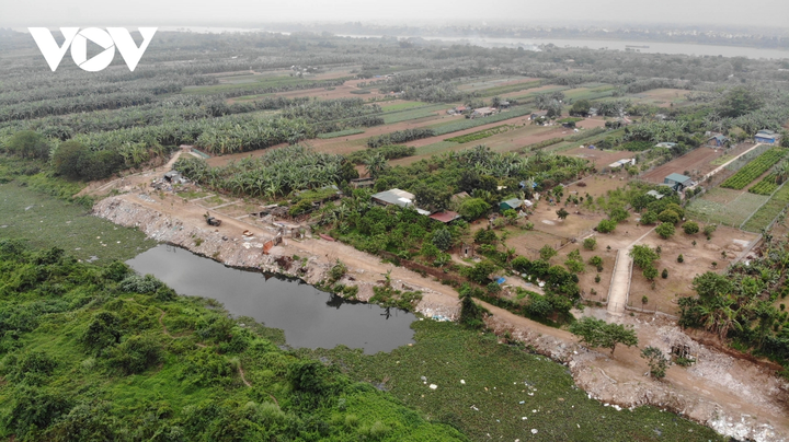 Ảnh: Đất ven sông Hồng bị san lấp, lấn chiếm xây nhà ở trái phép - 5