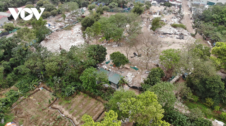 Ảnh: Đất ven sông Hồng bị san lấp, lấn chiếm xây nhà ở trái phép - 3