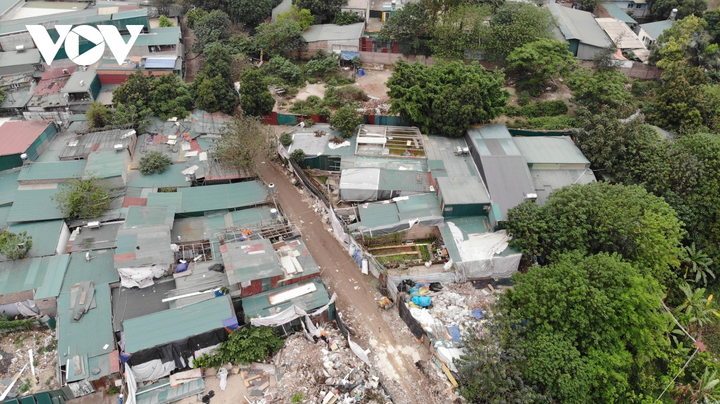 Ảnh: Đất ven sông Hồng bị san lấp, lấn chiếm xây nhà ở trái phép - 4