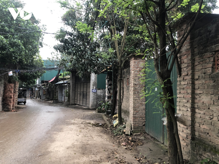 Ảnh: Đất ven sông Hồng bị san lấp, lấn chiếm xây nhà ở trái phép - 9