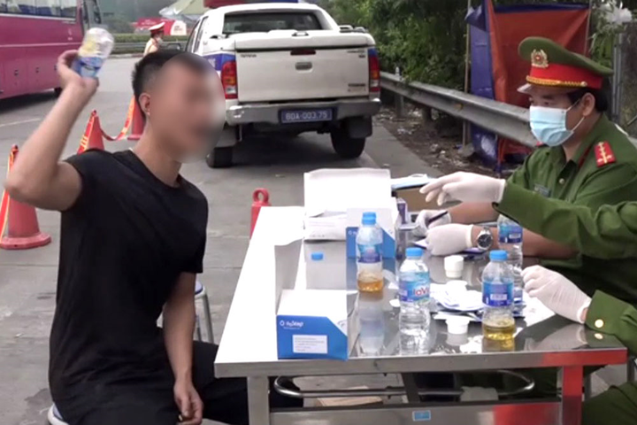 Tài xế vứt mẫu thử, giật giấy phép lái xe khi test nhanh dương tính với ma túy - 1