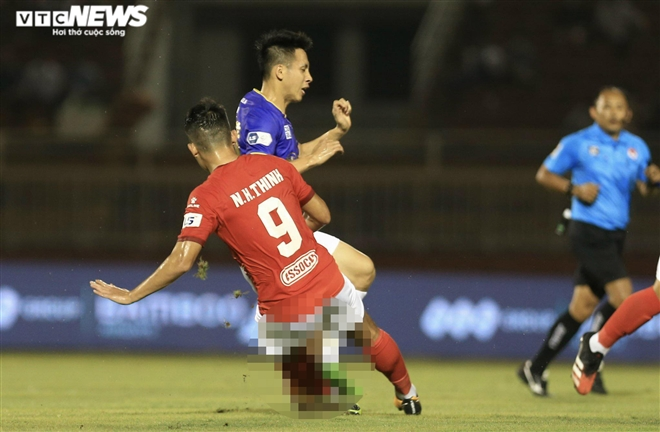 Duy Mạnh chắp tay cầu nguyện, đồng đội bật khóc nhìn xe cứu thương chở Hùng Dũng - 3