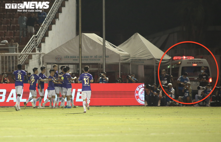 Duy Mạnh chắp tay cầu nguyện, đồng đội bật khóc nhìn xe cứu thương chở Hùng Dũng - 8