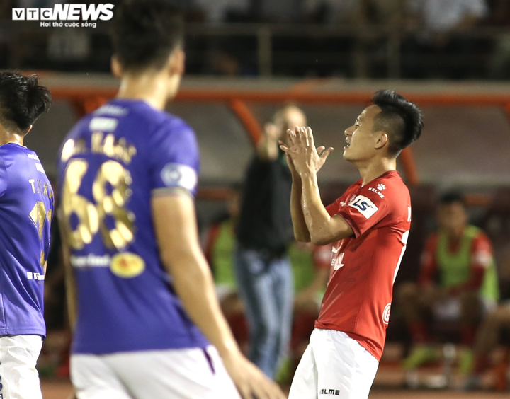 Duy Mạnh chắp tay cầu nguyện, đồng đội bật khóc nhìn xe cứu thương chở Hùng Dũng - 11