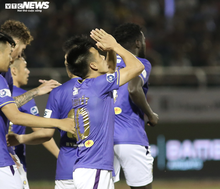 Duy Mạnh chắp tay cầu nguyện, đồng đội bật khóc nhìn xe cứu thương chở Hùng Dũng - 10