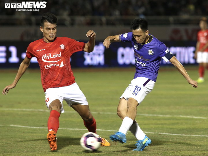 Duy Mạnh chắp tay cầu nguyện, đồng đội bật khóc nhìn xe cứu thương chở Hùng Dũng - 9