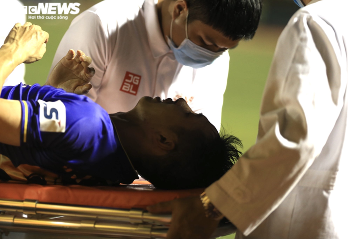 Duy Mạnh chắp tay cầu nguyện, đồng đội bật khóc nhìn xe cứu thương chở Hùng Dũng - 5