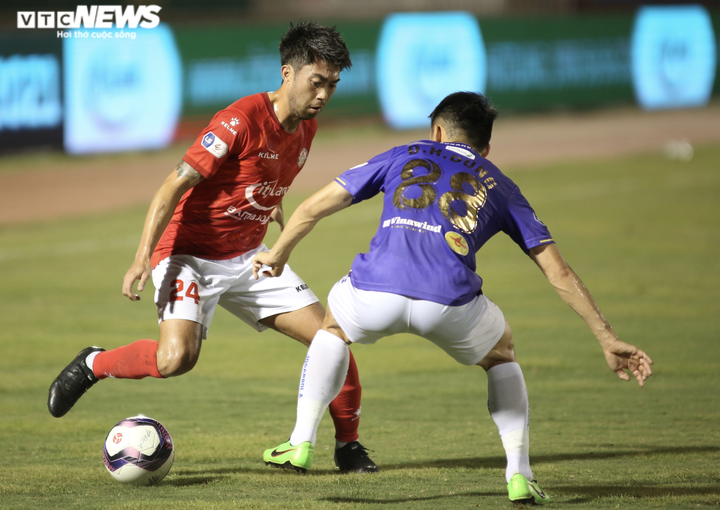 Duy Mạnh chắp tay cầu nguyện, đồng đội bật khóc nhìn xe cứu thương chở Hùng Dũng - 1