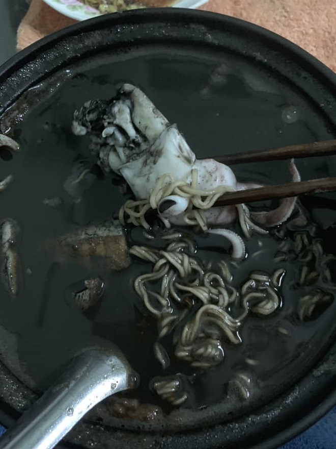 Giật mình với những màn nấu mì 'cứ như đang điều chế thuốc độc': Rồi ai dám ăn? - 6