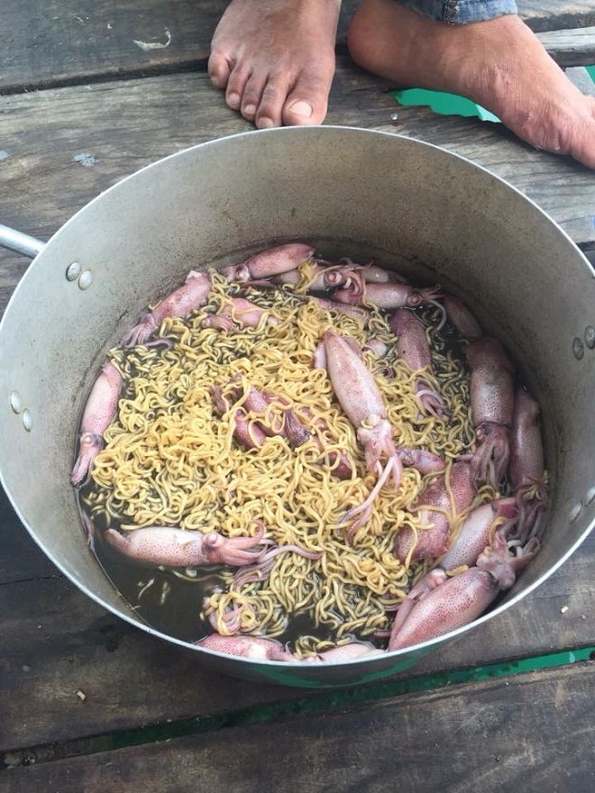 Giật mình với những màn nấu mì 'cứ như đang điều chế thuốc độc': Rồi ai dám ăn? - 5