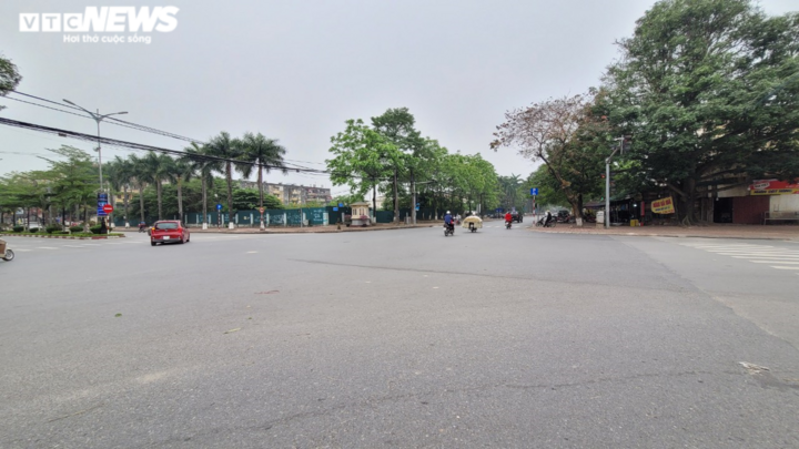 Lùi xe húc thẳng ô tô đối phương sau va chạm: Công an triệu tập 2 tài xế - 1