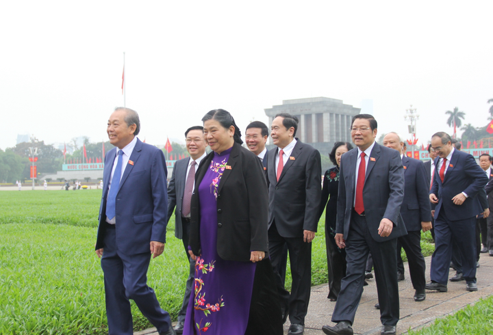 Lãnh đạo Đảng, Nhà nước và đại biểu Quốc hội vào Lăng viếng Chủ tịch Hồ Chí Minh - 12