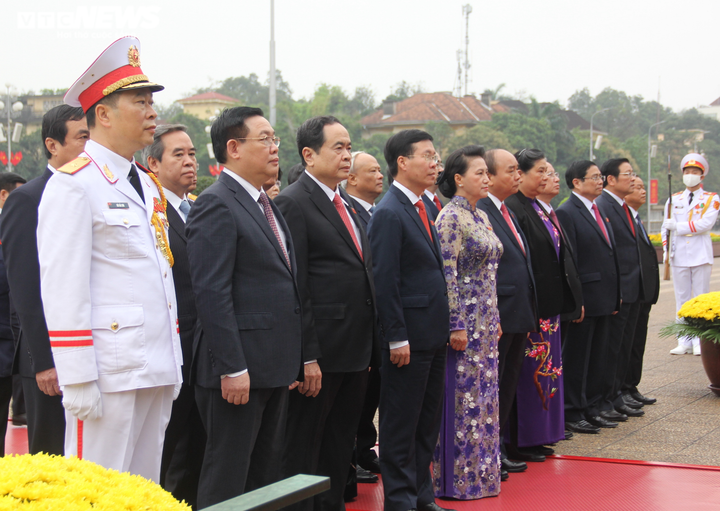 Lãnh đạo Đảng, Nhà nước và đại biểu Quốc hội vào Lăng viếng Chủ tịch Hồ Chí Minh - 4