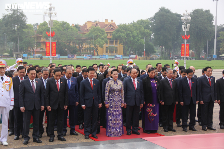 Lãnh đạo Đảng, Nhà nước và đại biểu Quốc hội vào Lăng viếng Chủ tịch Hồ Chí Minh - 6