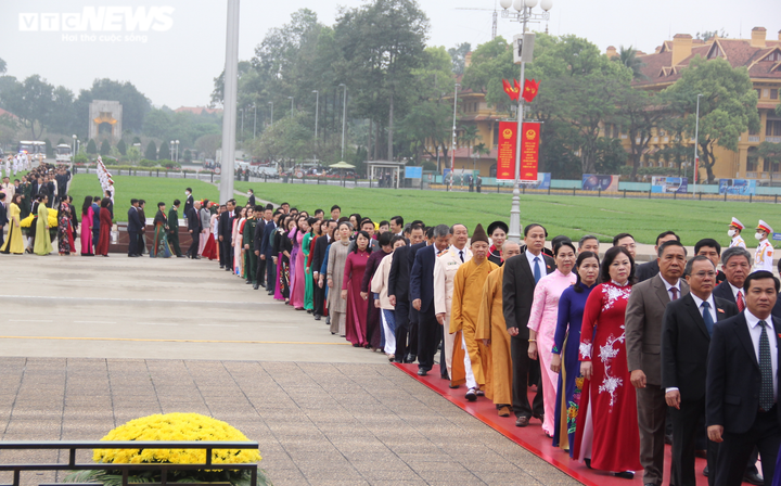 Lãnh đạo Đảng, Nhà nước và đại biểu Quốc hội vào Lăng viếng Chủ tịch Hồ Chí Minh - 8