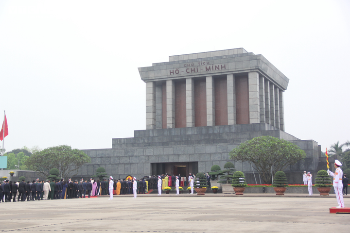 Lãnh đạo Đảng, Nhà nước và đại biểu Quốc hội vào Lăng viếng Chủ tịch Hồ Chí Minh - 11