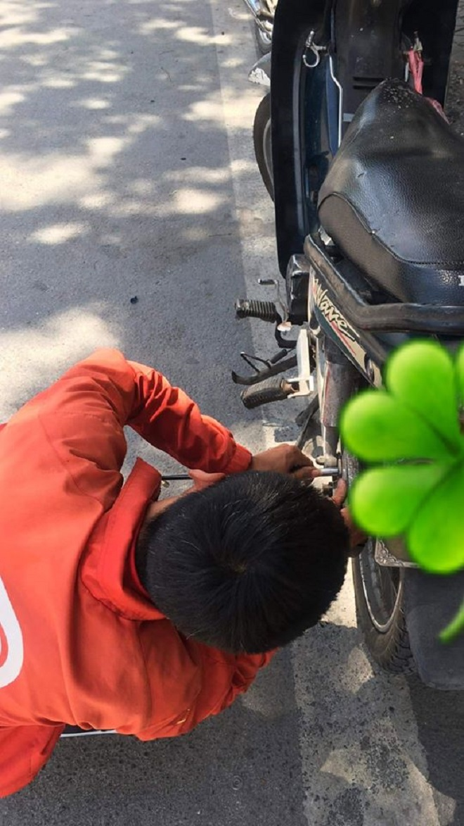 Không ai biết ai, hai tài xế vẫn cắm điện thoại cho tiệm để sửa xe giúp người - 2