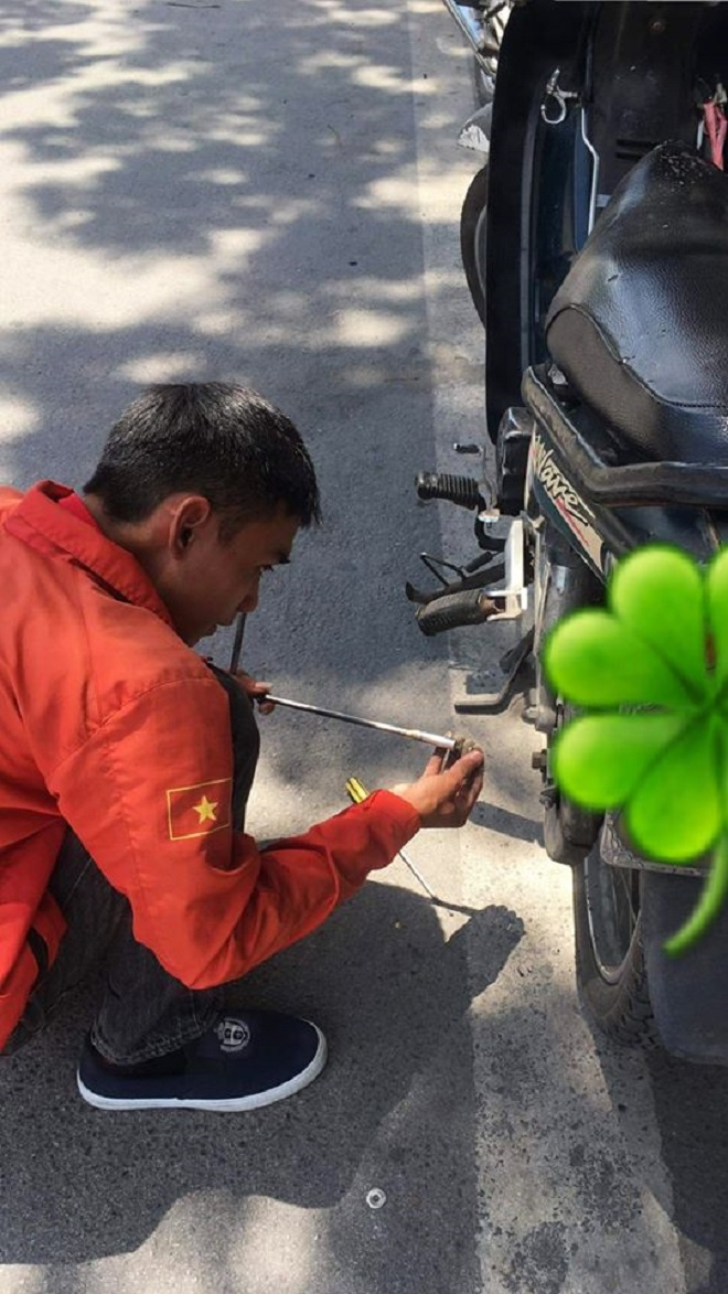 Không ai biết ai, hai tài xế vẫn cắm điện thoại cho tiệm để sửa xe giúp người - 1