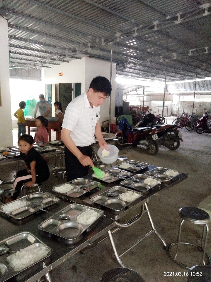 Những hình ảnh 'khác thường' của thầy hiệu trưởng gây sốt cộng đồng mạng - 1