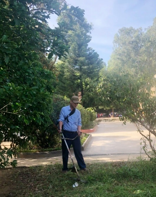 Những hình ảnh 'khác thường' của thầy hiệu trưởng gây sốt cộng đồng mạng - 3